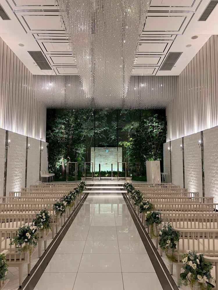 チャペルは夜に訪れたが暗いと感じることはなく、白基調と程よい緑の調和がとれていて素敵だった。