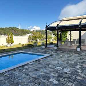 ホワイトハウスの披露宴会場から入れる庭のような場所。プールがありとても素敵でした。