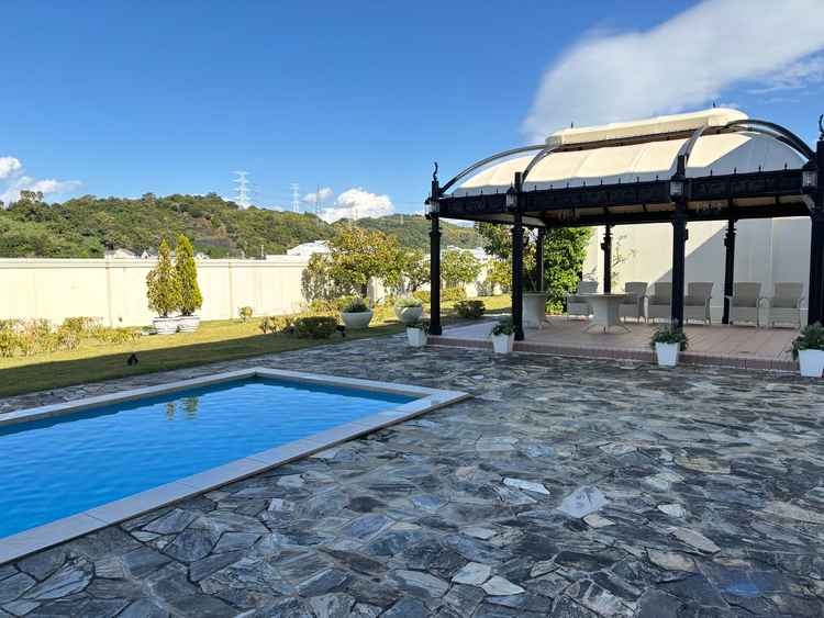 ホワイトハウスの披露宴会場から入れる庭のような場所。プールがありとても素敵でした。