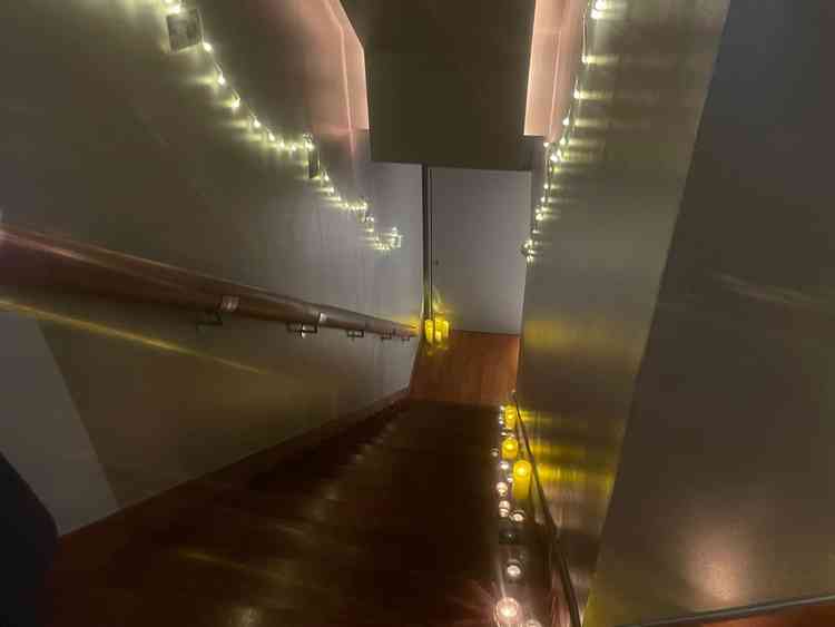 挙式会場へ向かう階段