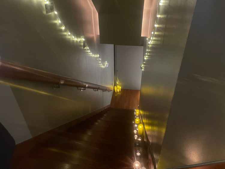 挙式会場へ向かう階段