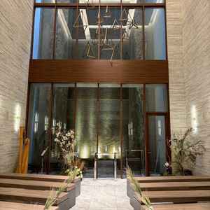 チャペルは全天候型。天井が高いので、小さい会場ですが狭い感じはしません。