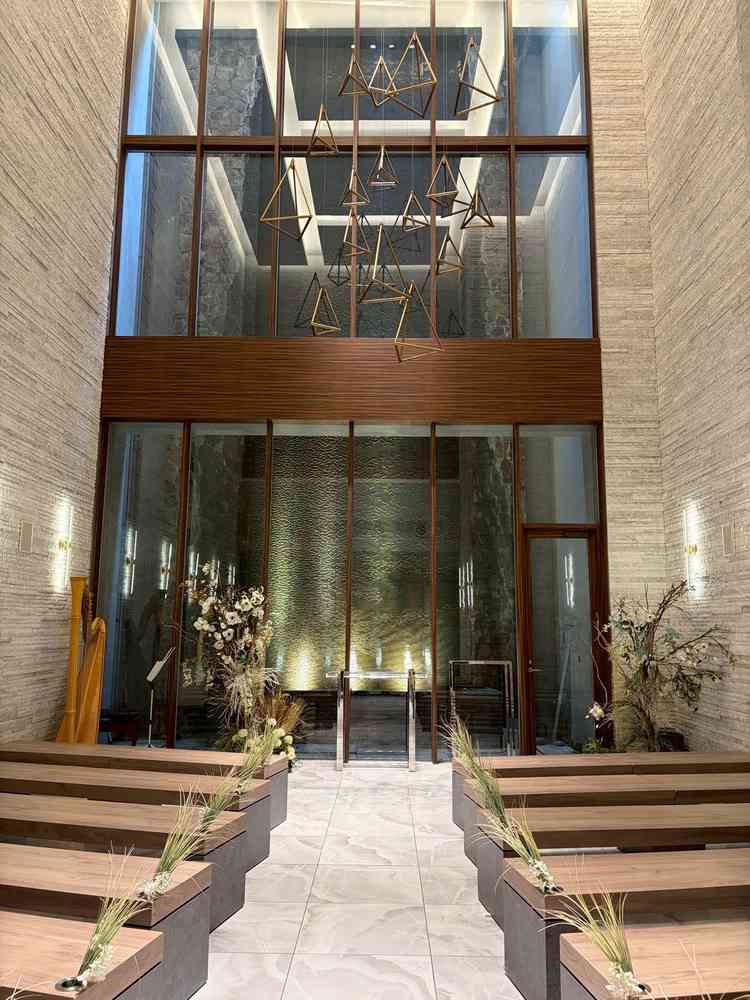 チャペルは全天候型。天井が高いので、小さい会場ですが狭い感じはしません。