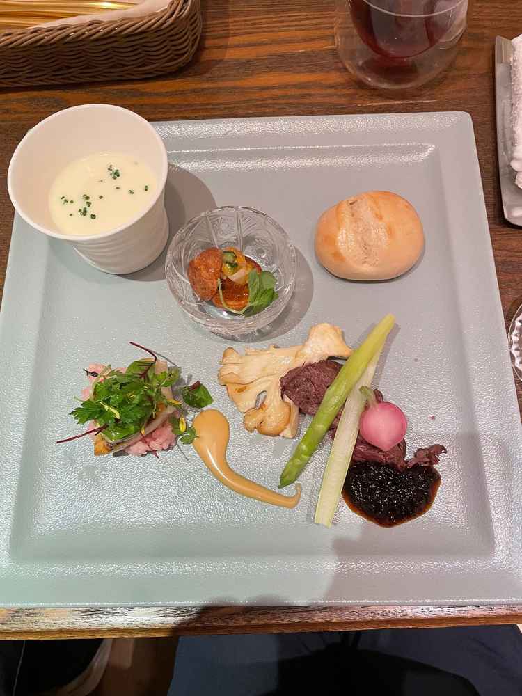 試食。前菜からメインまで料理の説明があり、実際に提供される順で食べられる。