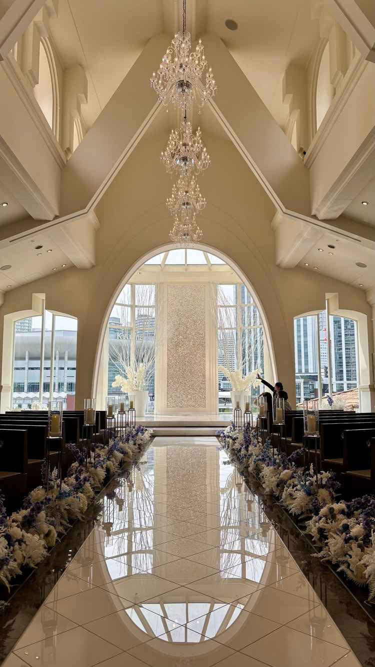 外の光が差し込んで白がとても映える綺麗なチャペルだった。バージンロードも広く歩きやすそう