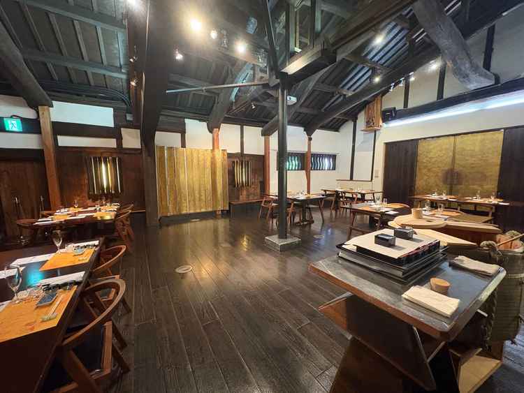 小さめの披露宴会場。親族の待合室としても使用可能とのこと。