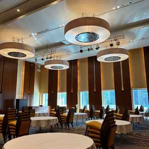 ご案内いただいた披露宴会場です。天井が高く、すごく広かったです。