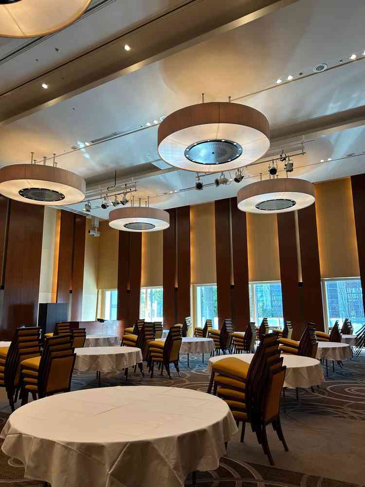 ご案内いただいた披露宴会場です。天井が高く、すごく広かったです。