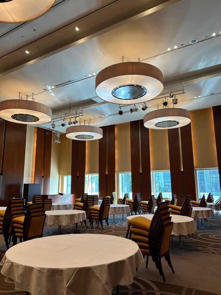 ご案内いただいた披露宴会場です。天井が高く、すごく広かったです。