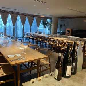 少人数の披露宴会場。横長の机やソファ、大型テレビなどアットホームで、コミュニケーションがしやすい。