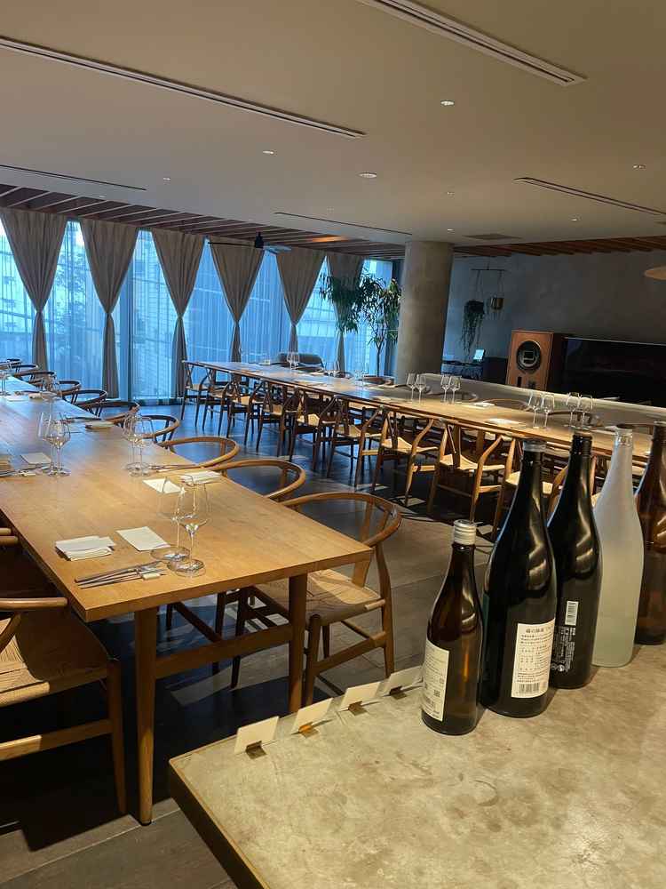 少人数の披露宴会場。横長の机やソファ、大型テレビなどアットホームで、コミュニケーションがしやすい。