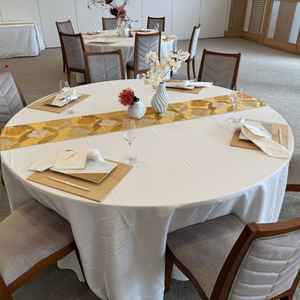 披露宴会場のテーブルです。ランナーは帯を使用しています。