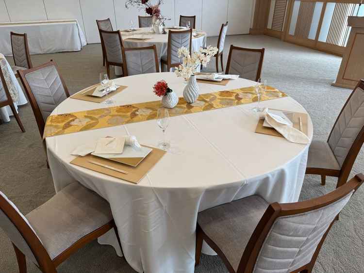披露宴会場のテーブルです。ランナーは帯を使用しています。