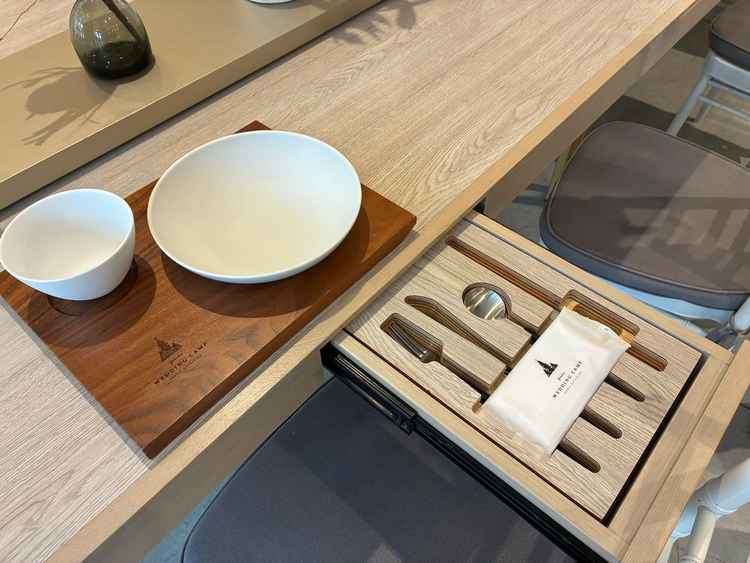 カジュアルな雰囲気の披露宴会場のテーブルの引き出しにはシルバー類が入っていてゲストさんも驚きそうです