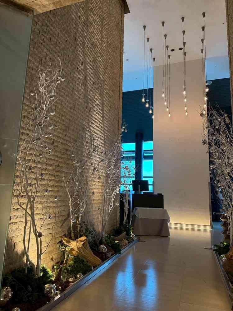 披露宴会場の入り口には、ワイングラスを逆さにしたオブジェがあり、とってもおしゃれ。