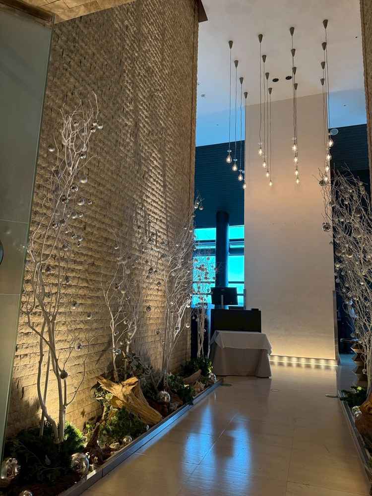 披露宴会場の入り口には、ワイングラスを逆さにしたオブジェがあり、とってもおしゃれ。