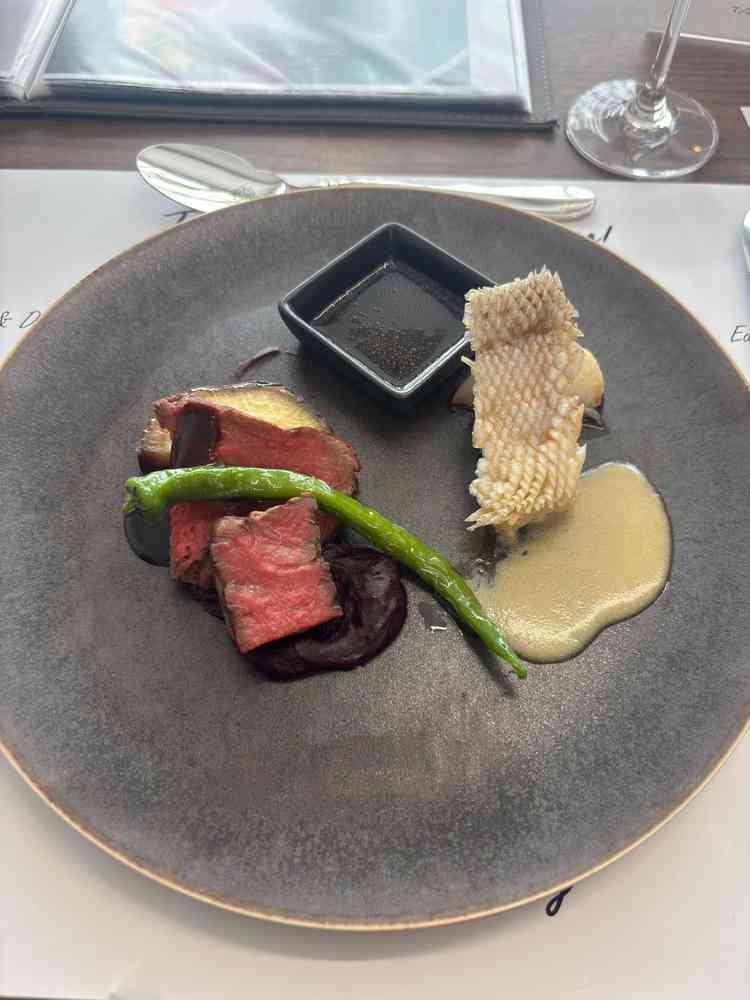 メイン料理の試食　魚、肉料理どちらも美味しく、ソースにこだわりを感じました。