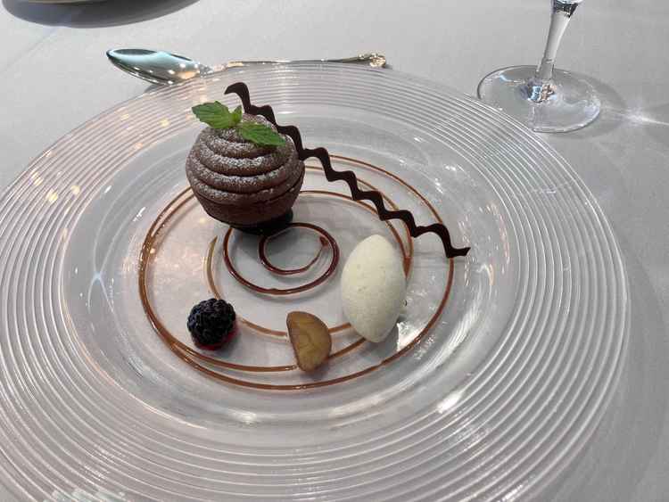 デザートにはモンブランを頂きました。チョコソースをつけて食べるとより濃厚な味わいが口に広がります。