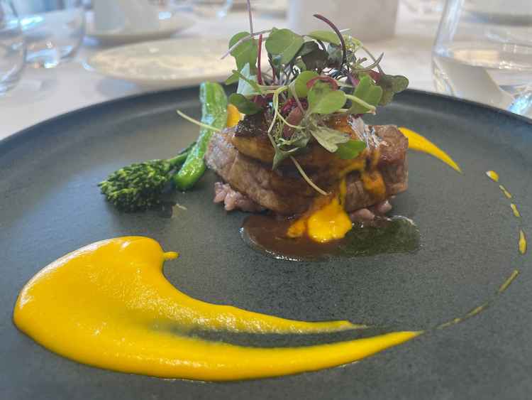 コース料理の試食。ライブキッチンから熱々の料理をいただきました。