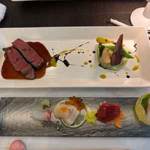 コースの試食。牛の赤ワイン仕込みは柔らかく美味しかった。魚のお造りも甘みがあり美味しかった。