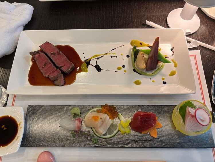 コースの試食。牛の赤ワイン仕込みは柔らかく美味しかった。魚のお造りも甘みがあり美味しかった。