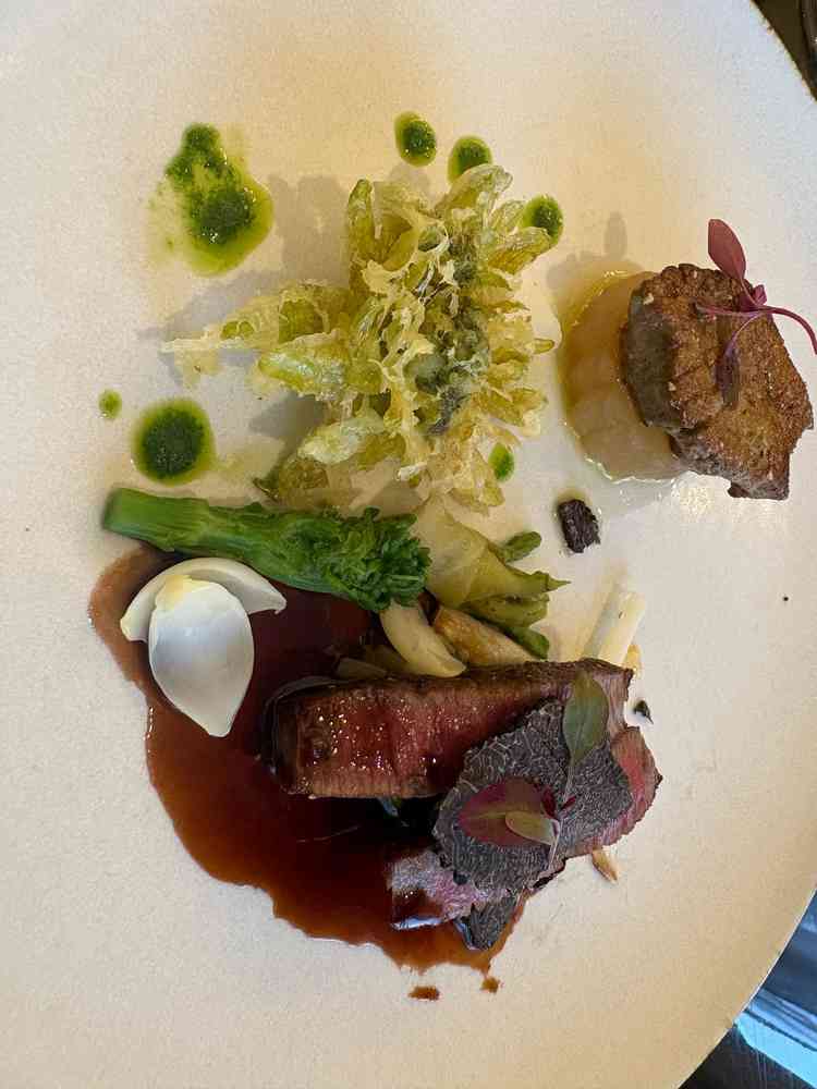 牛のステーキはとても柔らかく、噛むほどに旨みが広がって印象に残りました。