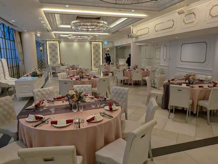 披露宴会場です。白基調の明るい会場でした。