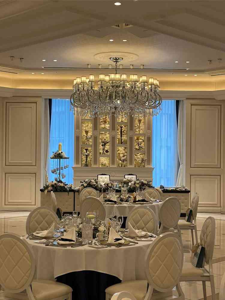 披露宴会場の写真。会場の形状が工夫されていて、どこの席からも見やすく、良かった。