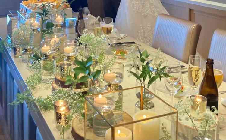 実際にこちら会場で行われた挙式の時の高砂の装飾。とても可愛かった。