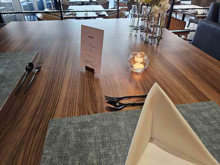 机の色と会場の雰囲気がマッチしており、落ち着いた感じで良いと思いました。