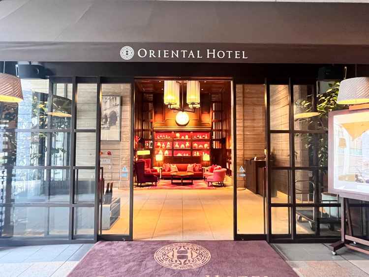 ホテル兼結婚式場の入口です。大通りから少し奥まったところにあるのですが、重厚感が感じられます。