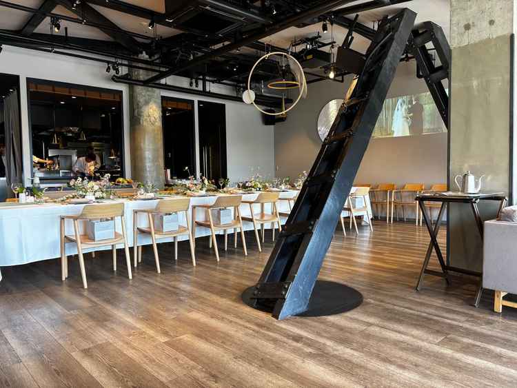 少人数制の披露宴会場、ホテルのレストラン。剥き出しの鉄骨が印象的だった。