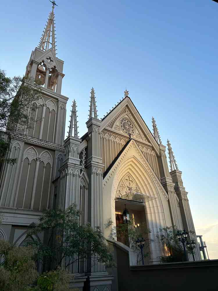 ゲストがチャペルへ向かうまでの導線から見える大聖堂