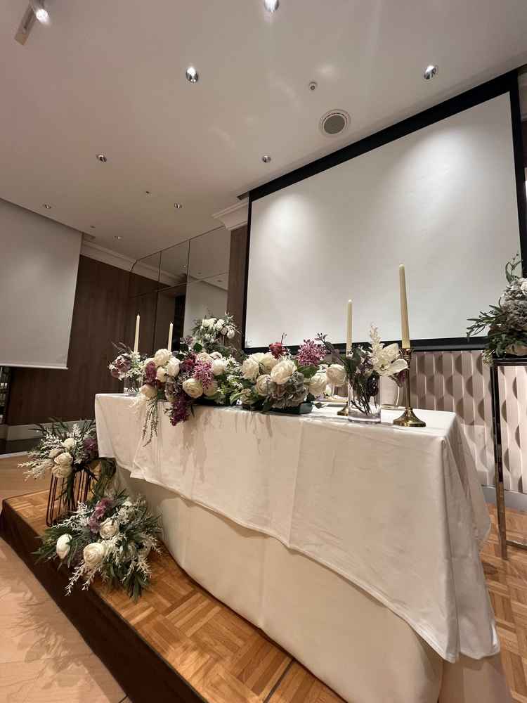 披露宴会場はモニターが3つ設置されていました。