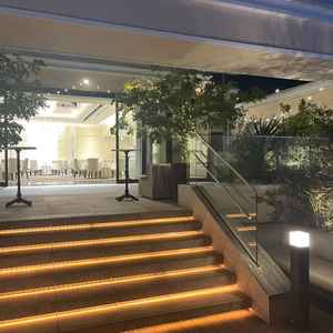 3階の披露宴会場にテラスがついていて、本物の火を囲って歓談ができるスペースがありました。