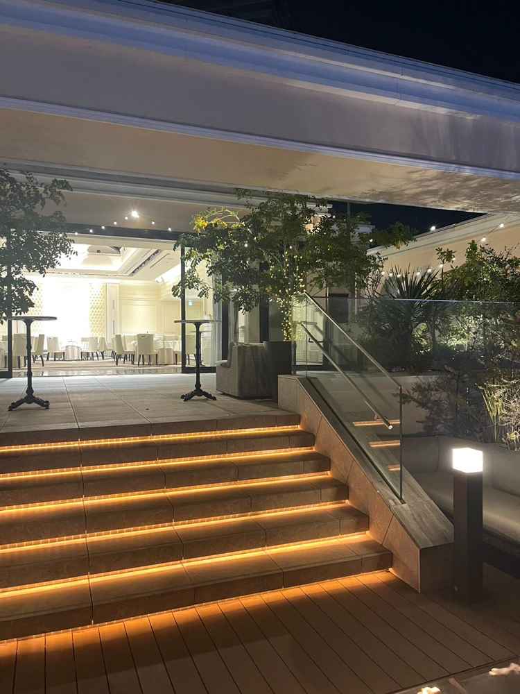 3階の披露宴会場にテラスがついていて、本物の火を囲って歓談ができるスペースがありました。