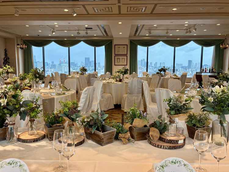 最上階の披露宴会場。白と緑を基調とした柔らかい雰囲気で、両側の大きな窓が開放感を演出します。