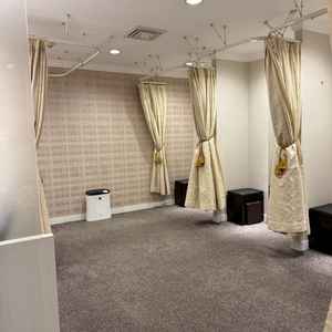 広々とした女性更衣室。遠方からのゲストには有り難く感じると思います。