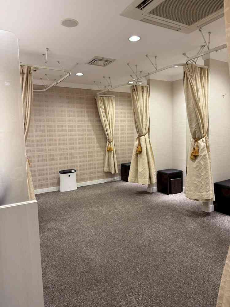 広々とした女性更衣室。遠方からのゲストには有り難く感じると思います。