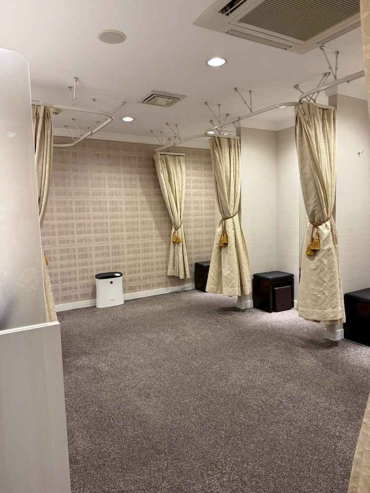 広々とした女性更衣室。遠方からのゲストには有り難く感じると思います。