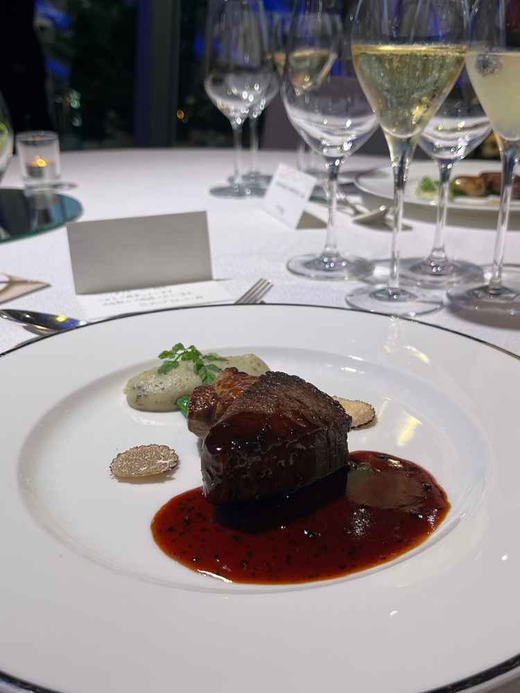 試食では、国産牛のステーキとフォアグラをいただきました。トリュフが乗っていてとても美味しかったです。