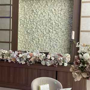 披露宴会場。新郎新婦の後ろにお花が敷き詰められていたのがすてきだった。