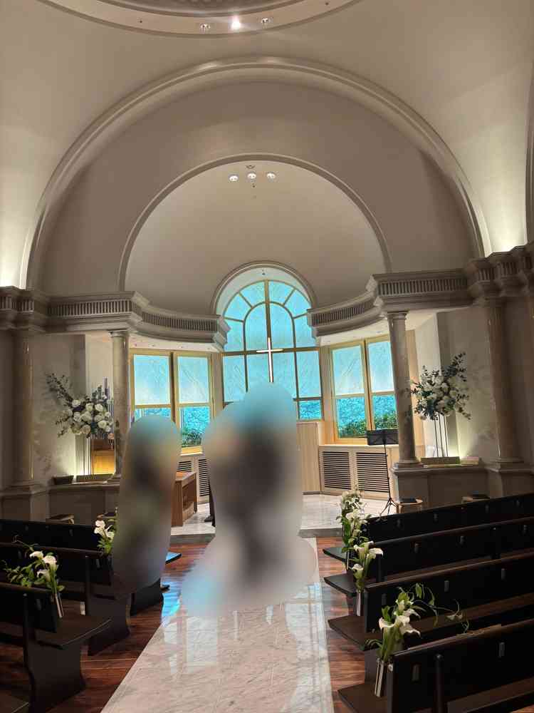 白を基調とした、天井が高い綺麗なチャペル。