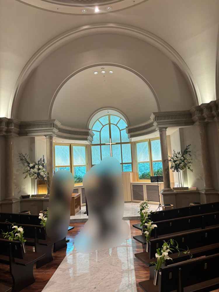 白を基調とした、天井が高い綺麗なチャペル。