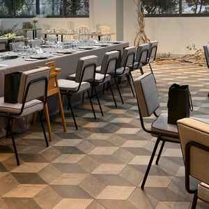 白い壁にフローリングなので、ナチュラルな雰囲気が似合いそうなお部屋。