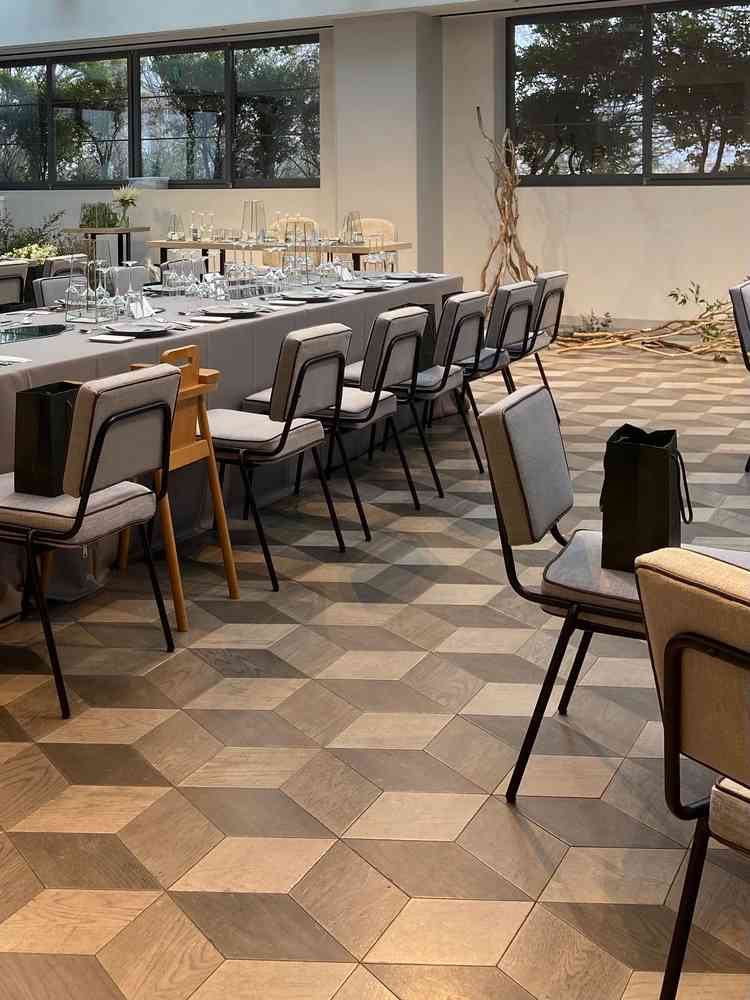 白い壁にフローリングなので、ナチュラルな雰囲気が似合いそうなお部屋。