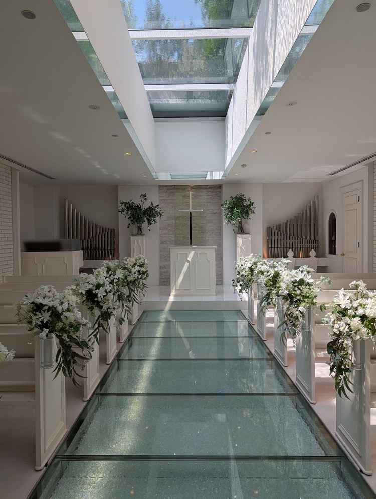 陽光でバージンロードがキラキラと輝いて見える。パイプオルガンもありロマンティックな感じがする。