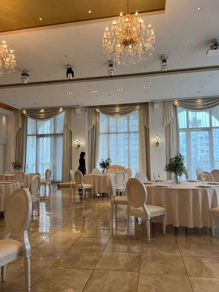 白の会場です。床が大理石で、結婚式場っぽい雰囲気でした。