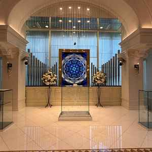 あおいステンドグラスは本当に綺麗で素敵でした。バージンロードもブルーに出来ると聞いて、いいなと思った