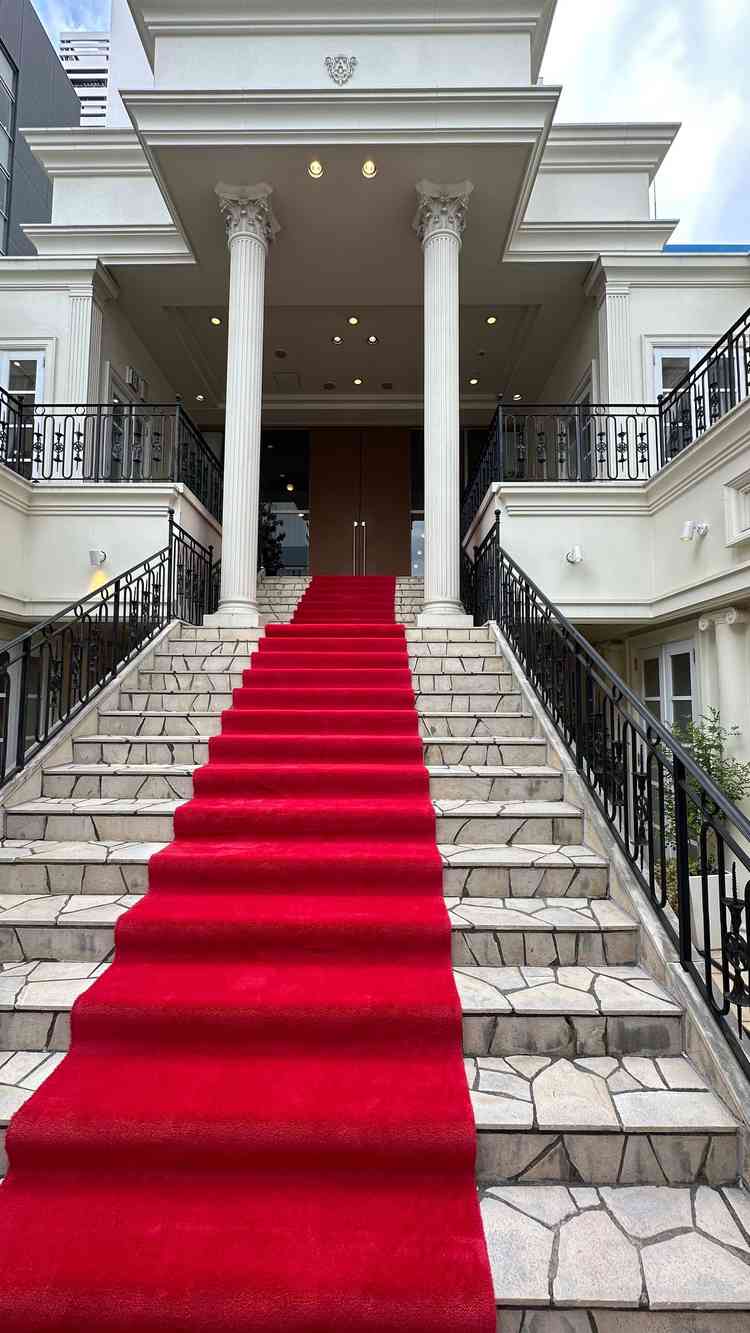 チャペルへ入場する前の階段には赤い絨毯が敷いてあります。雨天時も扉の前には屋根があるので安心です。